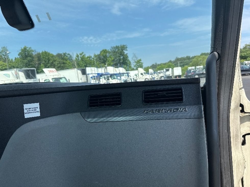 Day Cab Tractor-Heavy Duty Tractors-Freightliner-2019-T12664ST-Jessup-MD-522,781\n\t\tmiles-$ 34,750 - Image 13