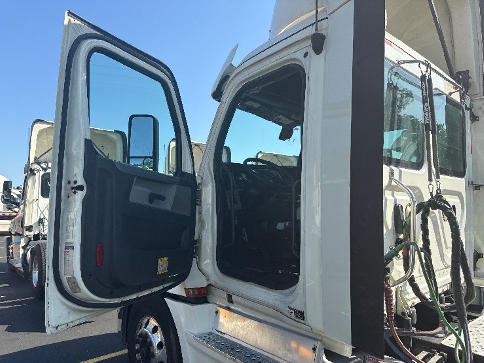 Day Cab Tractor-Heavy Duty Tractors-Freightliner-2019-T12664ST-Jessup-MD-524,399\n\t\tmiles-$ 34,750 - Image 10