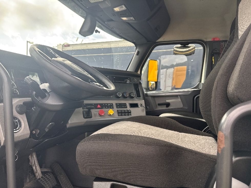 Day Cab Tractor-Heavy Duty Tractors-Freightliner-2019-T12664ST-Jessup-MD-526,162\n\t\tmiles-$ 34,750 - Image 10