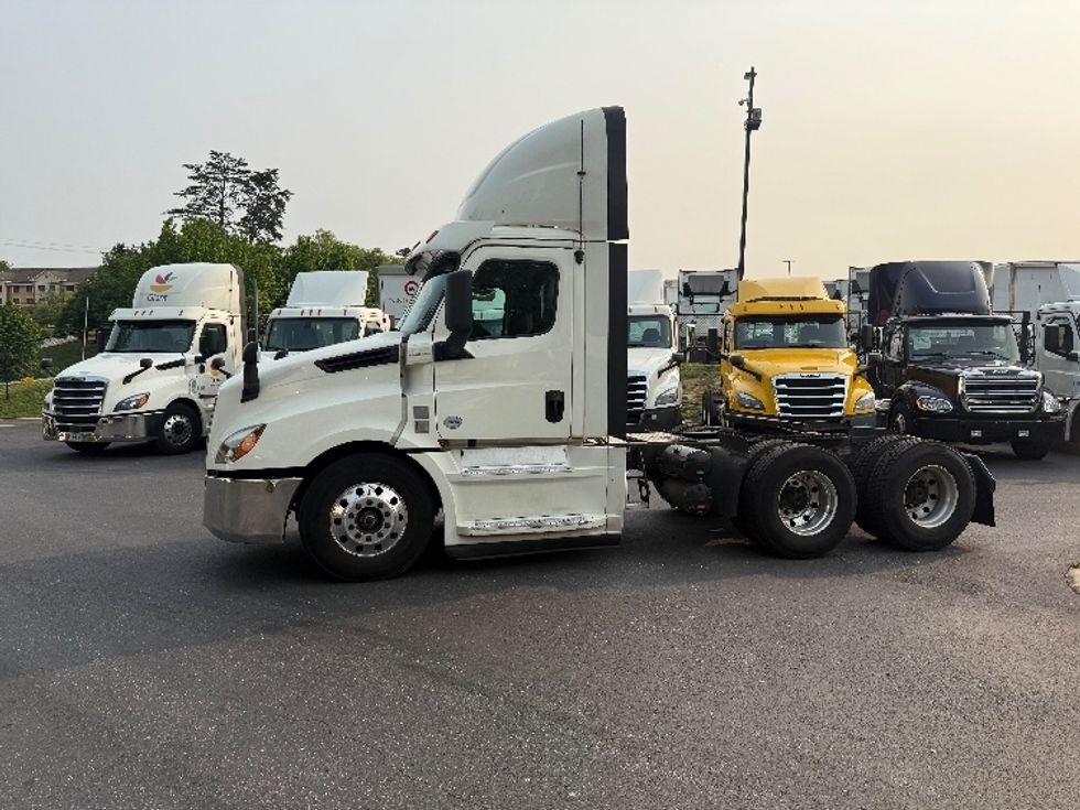 Day Cab Tractor-Heavy Duty Tractors-Freightliner-2019-T12664ST-Jessup-MD-526,162\n\t\tmiles-$ 34,750 - Image 4