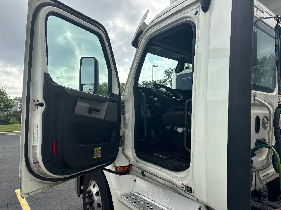 Day Cab Tractor-Heavy Duty Tractors-Freightliner-2019-T12664ST-Jessup-MD-526,162\n\t\tmiles-$ 34,750 - Image 9