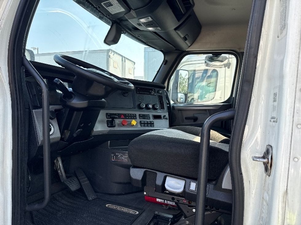 Day Cab Tractor-Heavy Duty Tractors-Freightliner-2019-T12664ST-Jessup-MD-539,978\n\t\tmiles-$ 36,750 - Image 10