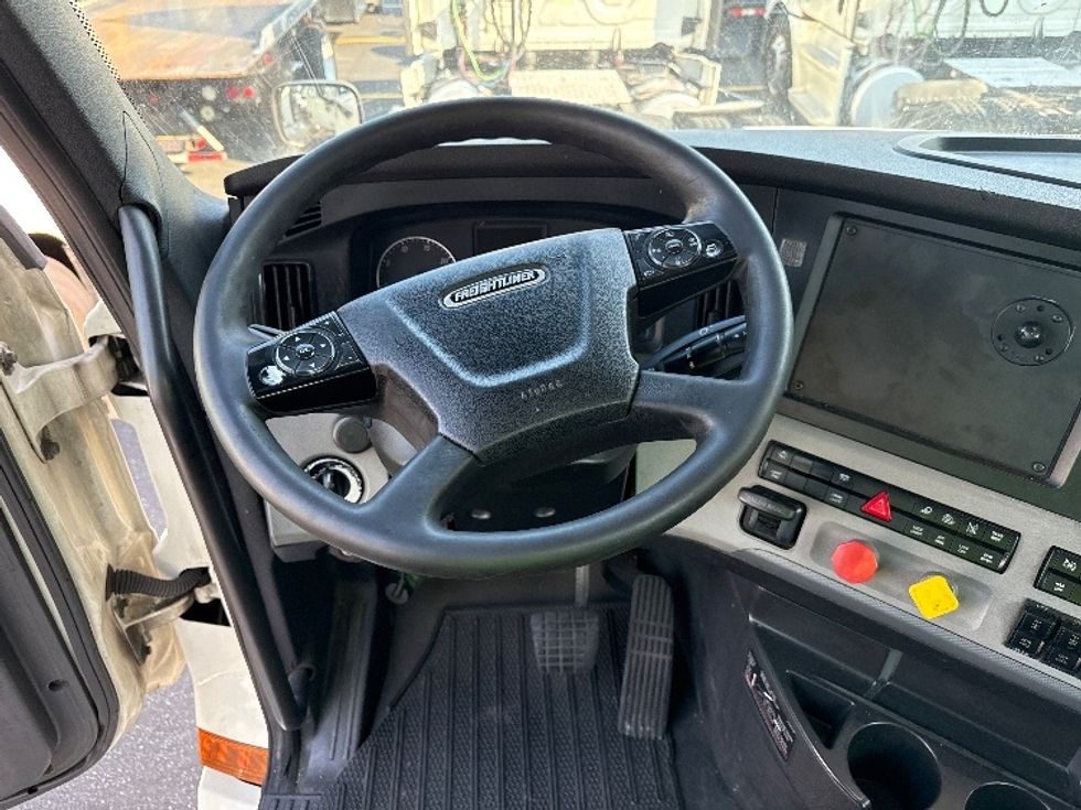 Day Cab Tractor-Heavy Duty Tractors-Freightliner-2019-T12664ST-Jessup-MD-539,978\n\t\tmiles-$ 36,750 - Image 11