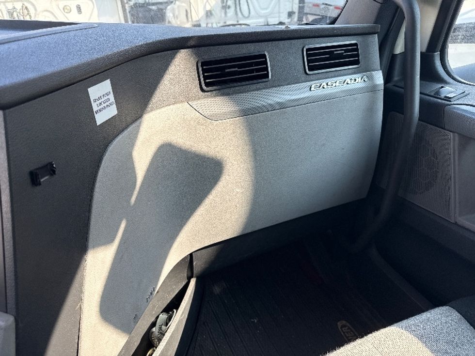 Day Cab Tractor-Heavy Duty Tractors-Freightliner-2019-T12664ST-Jessup-MD-539,978\n\t\tmiles-$ 36,750 - Image 13