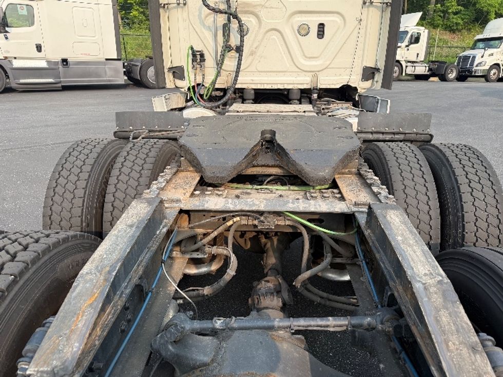 Day Cab Tractor-Heavy Duty Tractors-Freightliner-2019-T12664ST-Jessup-MD-539,978\n\t\tmiles-$ 36,750 - Image 6