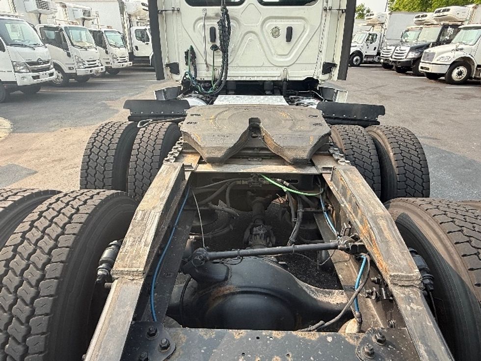 Day Cab Tractor-Heavy Duty Tractors-Freightliner-2019-T12664ST-Jessup-MD-540,325\n\t\tmiles-$ 34,250 - Image 6