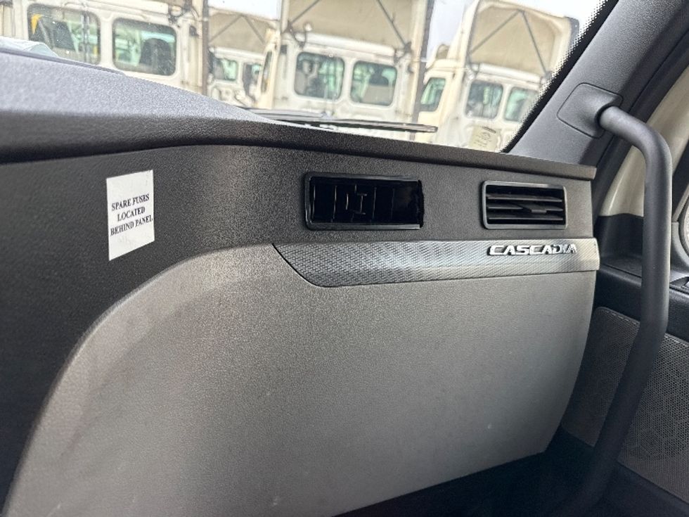 Day Cab Tractor-Heavy Duty Tractors-Freightliner-2019-T12664ST-Jessup-MD-542,516\n\t\tmiles-$ 36,500 - Image 13