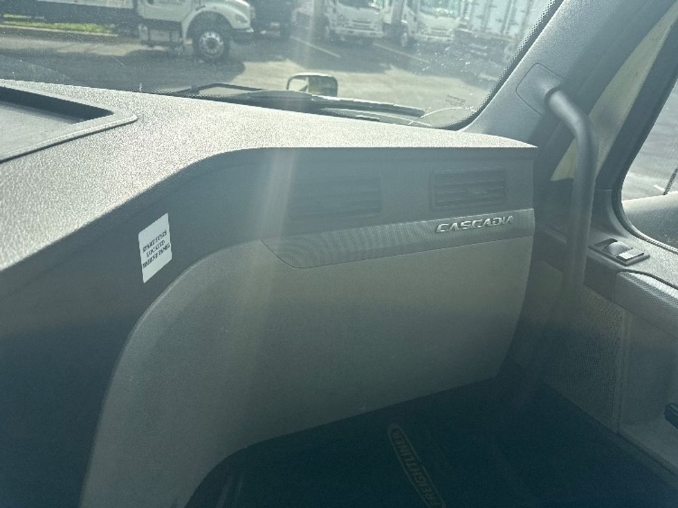 Day Cab Tractor-Heavy Duty Tractors-Freightliner-2019-T12664ST-Jessup-MD-551,309\n\t\tmiles-$ 35,750 - Image 16