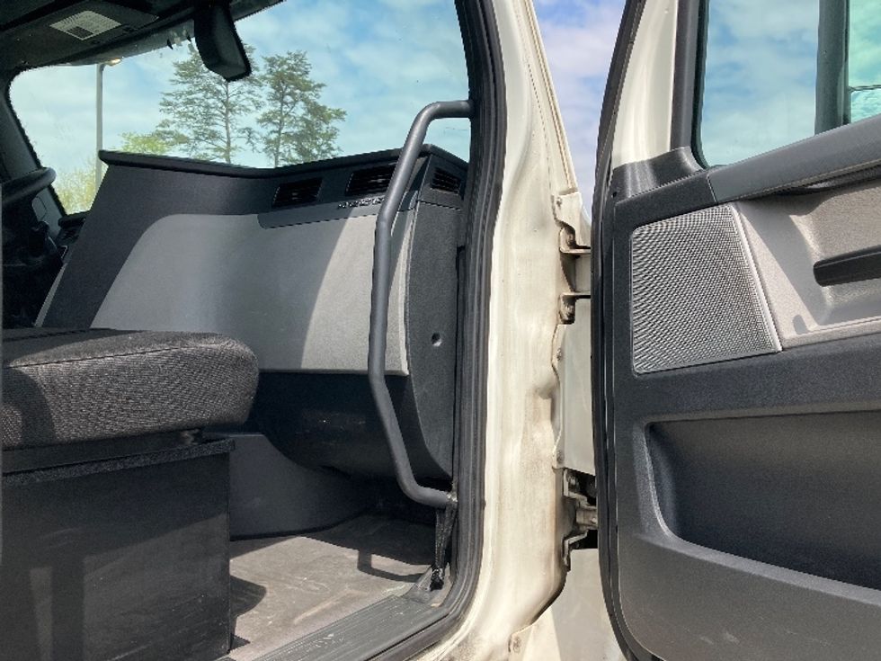 Day Cab Tractor-Heavy Duty Tractors-Freightliner-2019-T12664ST-Jessup-MD-551,781\n\t\tmiles-$ 37,750 - Image 12