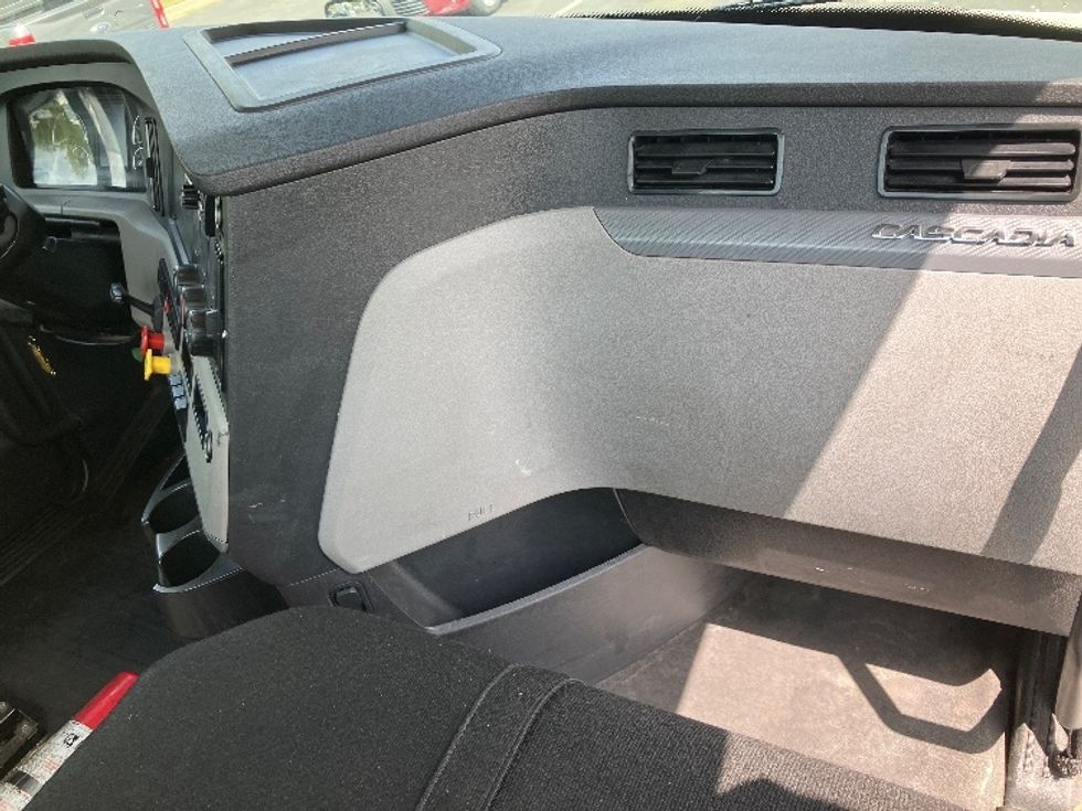 Day Cab Tractor-Heavy Duty Tractors-Freightliner-2019-T12664ST-Jessup-MD-551,781\n\t\tmiles-$ 37,750 - Image 13