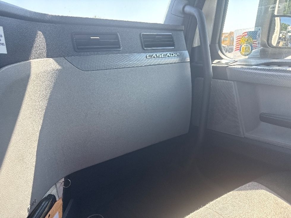 Day Cab Tractor-Heavy Duty Tractors-Freightliner-2019-T12664ST-Jessup-MD-552,419\n\t\tmiles-$ 33,750 - Image 13