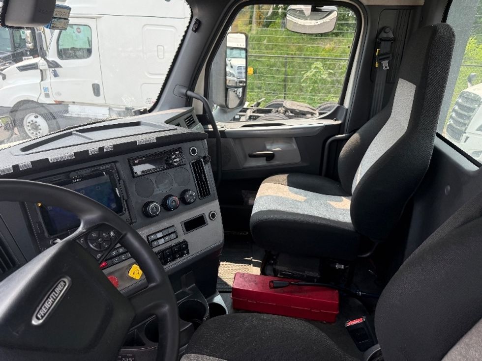 Day Cab Tractor-Heavy Duty Tractors-Freightliner-2019-T12664ST-Jessup-MD-552,553\n\t\tmiles-$ 33,750 - Image 10