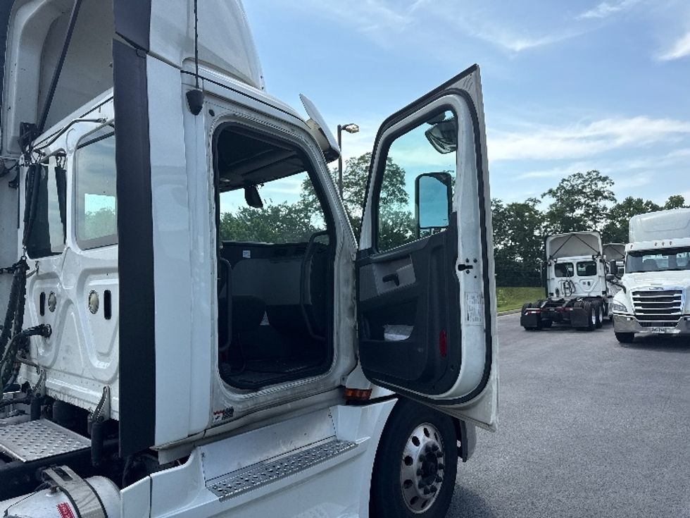 Day Cab Tractor-Heavy Duty Tractors-Freightliner-2019-T12664ST-Jessup-MD-552,966\n\t\tmiles-$ 35,500 - Image 12