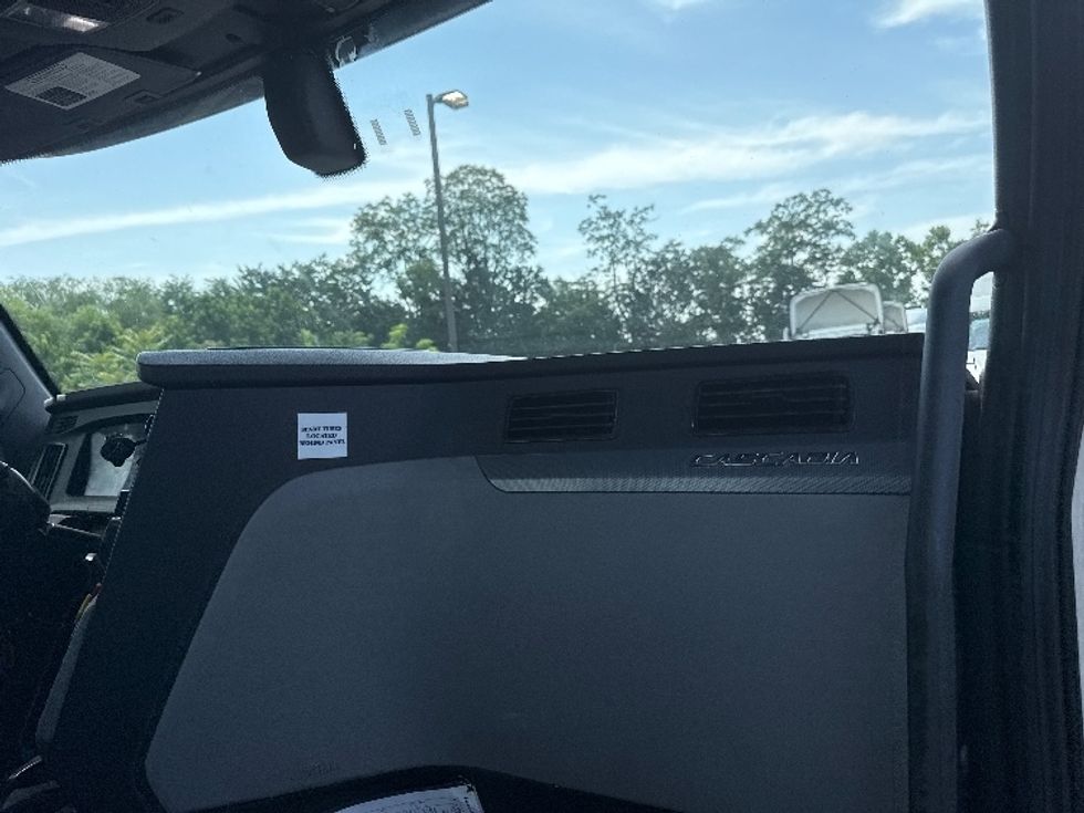 Day Cab Tractor-Heavy Duty Tractors-Freightliner-2019-T12664ST-Jessup-MD-552,966\n\t\tmiles-$ 35,500 - Image 13