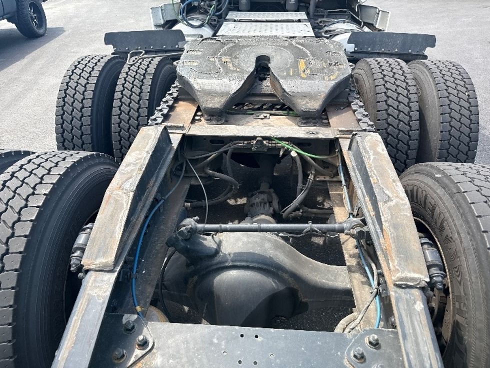 Day Cab Tractor-Heavy Duty Tractors-Freightliner-2019-T12664ST-Jessup-MD-552,966\n\t\tmiles-$ 35,500 - Image 6