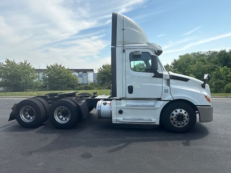 Day Cab Tractor-Heavy Duty Tractors-Freightliner-2019-T12664ST-Jessup-MD-552,966\n\t\tmiles-$ 35,500 - Image 8
