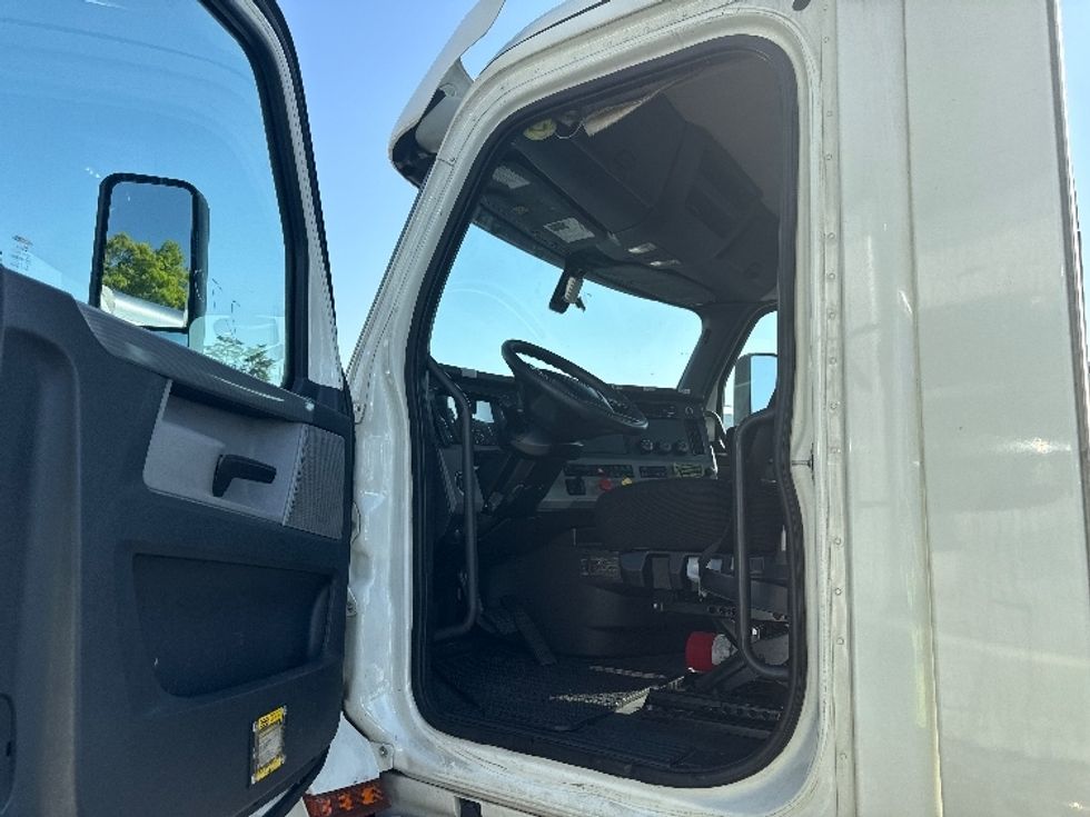Day Cab Tractor-Heavy Duty Tractors-Freightliner-2019-T12664ST-Jessup-MD-552,966\n\t\tmiles-$ 35,500 - Image 9