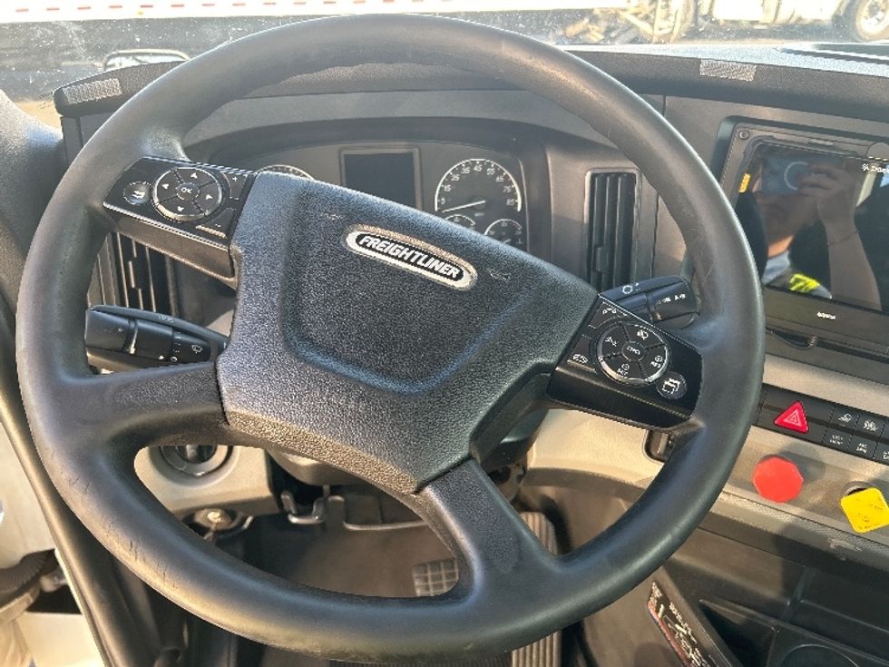 Day Cab Tractor-Heavy Duty Tractors-Freightliner-2019-T12664ST-Jessup-MD-553,229\n\t\tmiles-$ 36,500 - Image 11