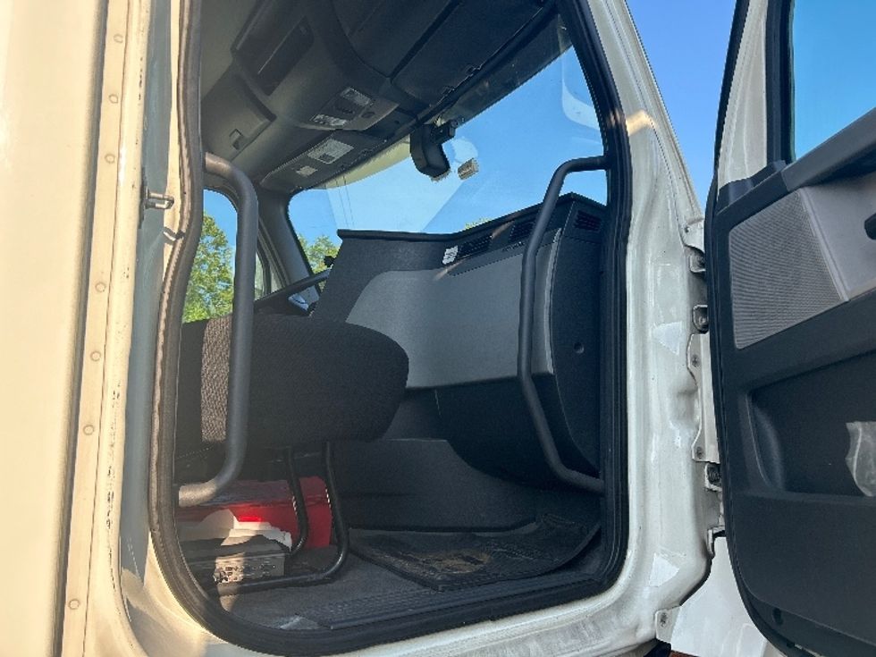 Day Cab Tractor-Heavy Duty Tractors-Freightliner-2019-T12664ST-Jessup-MD-553,229\n\t\tmiles-$ 36,500 - Image 12