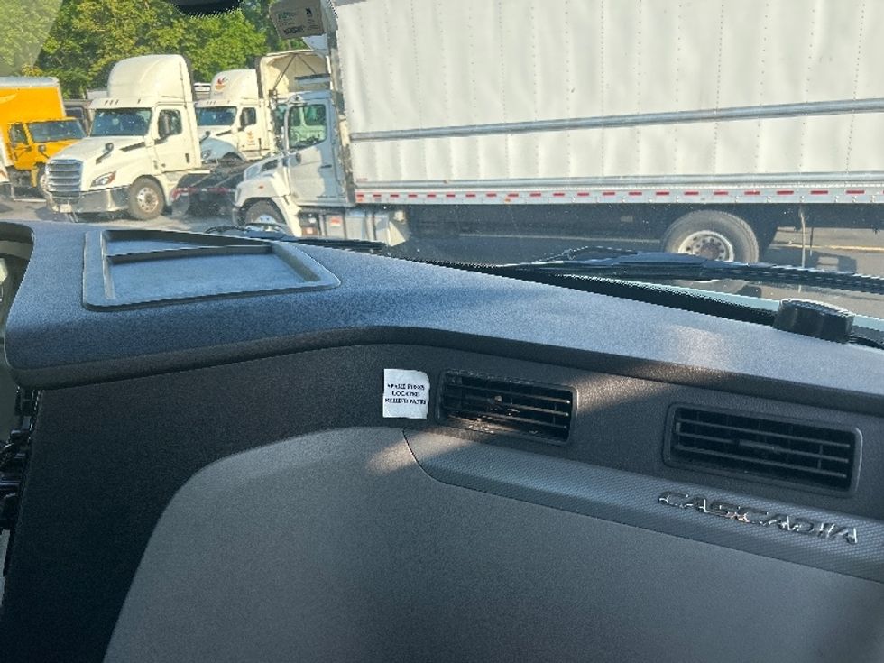 Day Cab Tractor-Heavy Duty Tractors-Freightliner-2019-T12664ST-Jessup-MD-553,229\n\t\tmiles-$ 36,500 - Image 13