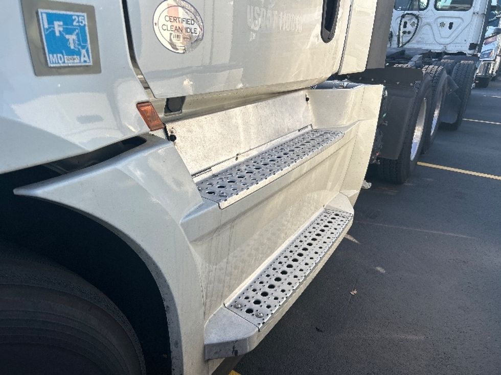 Day Cab Tractor-Heavy Duty Tractors-Freightliner-2019-T12664ST-Jessup-MD-553,229\n\t\tmiles-$ 36,500 - Image 17