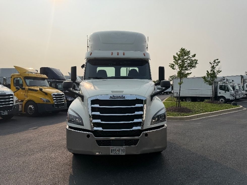 2019 Freightliner Cascadia 126" Day cab photo 2