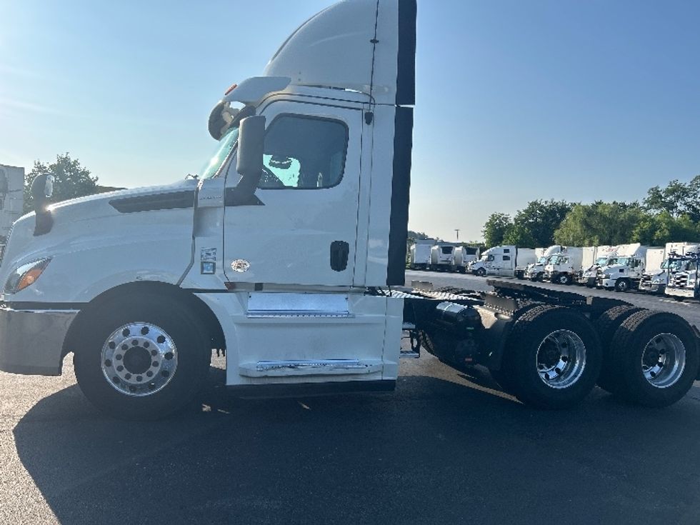 2019 Freightliner Cascadia 126" Day cab photo 3