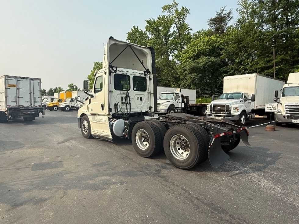 2019 Freightliner Cascadia 126" Day cab photo 4