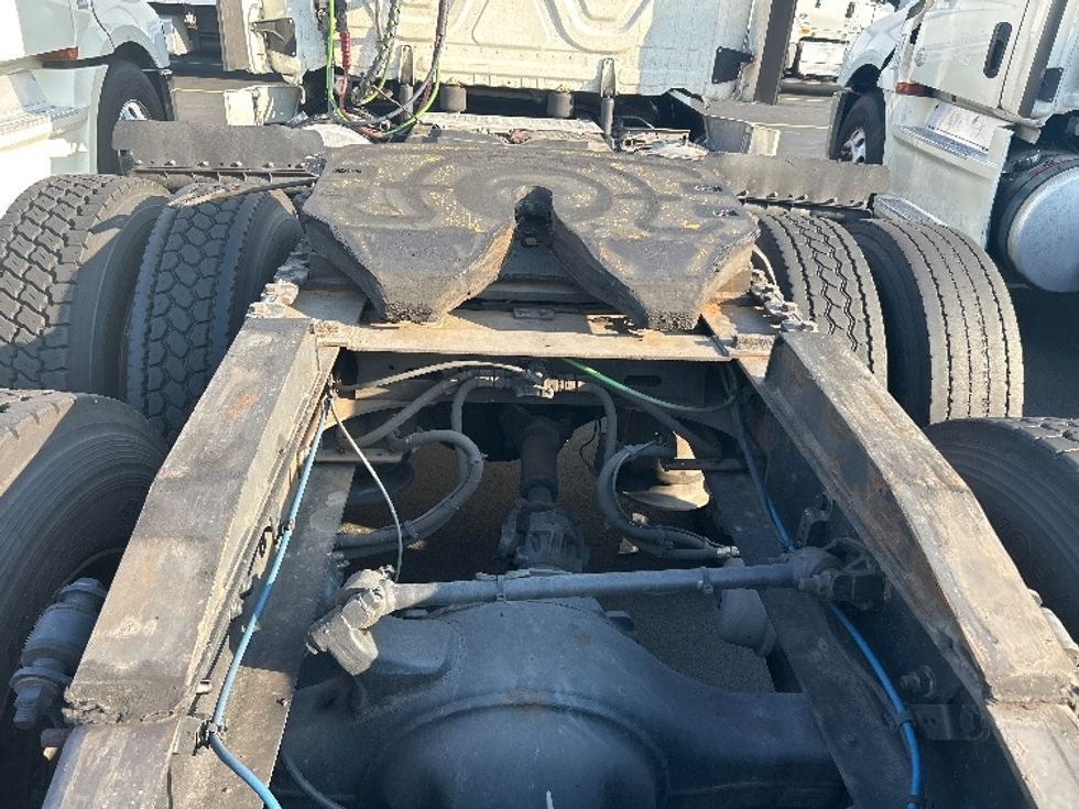 Day Cab Tractor-Heavy Duty Tractors-Freightliner-2019-T12664ST-Jessup-MD-553,229\n\t\tmiles-$ 36,500 - Image 6