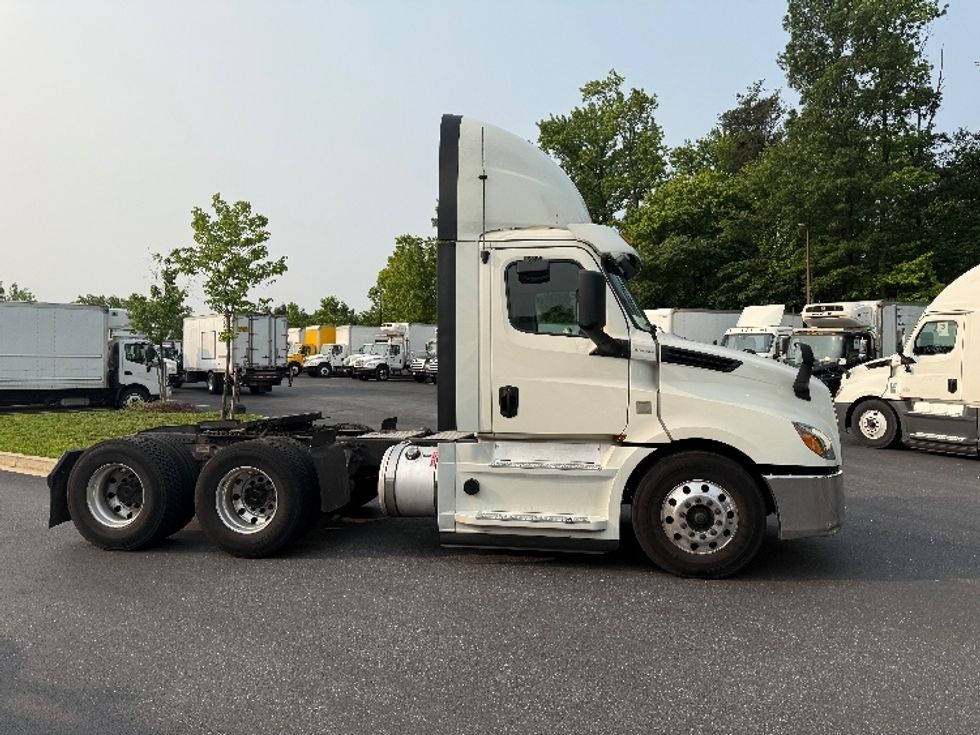 Day Cab Tractor-Heavy Duty Tractors-Freightliner-2019-T12664ST-Jessup-MD-553,229\n\t\tmiles-$ 36,500 - Image 8