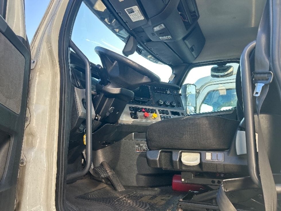Day Cab Tractor-Heavy Duty Tractors-Freightliner-2019-T12664ST-Jessup-MD-553,229\n\t\tmiles-$ 36,500 - Image 9