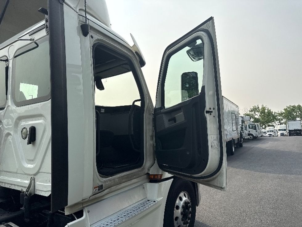 Day Cab Tractor-Heavy Duty Tractors-Freightliner-2019-T12664ST-Jessup-MD-553,817\n\t\tmiles-$ 35,500 - Image 11