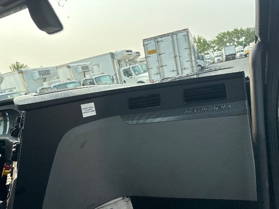 Day Cab Tractor-Heavy Duty Tractors-Freightliner-2019-T12664ST-Jessup-MD-553,817\n\t\tmiles-$ 35,500 - Image 12