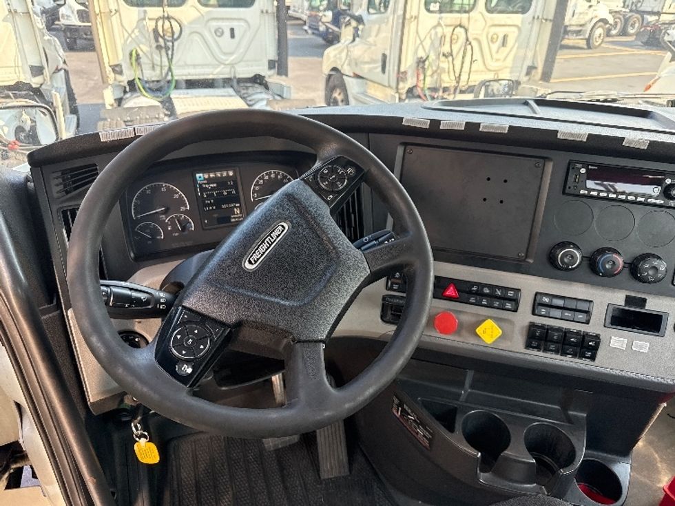 Day Cab Tractor-Heavy Duty Tractors-Freightliner-2019-T12664ST-Jessup-MD-563,556\n\t\tmiles-$ 33,250 - Image 11