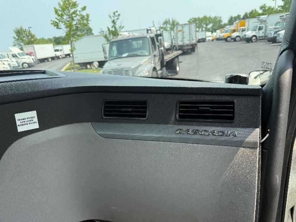 Day Cab Tractor-Heavy Duty Tractors-Freightliner-2019-T12664ST-Jessup-MD-563,607\n\t\tmiles-$ 34,750 - Image 13