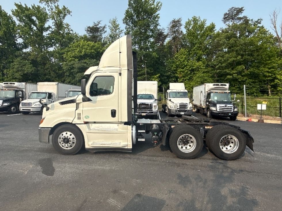 Day Cab Tractor-Heavy Duty Tractors-Freightliner-2019-T12664ST-Jessup-MD-564,452\n\t\tmiles-$ 33,250 - Image 4