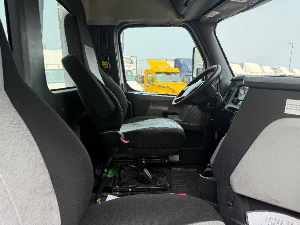 Day Cab Tractor-Heavy Duty Tractors-Freightliner-2019-T12664ST-Jessup-MD-564,891\n\t\tmiles-$ 33,250 - Image 14