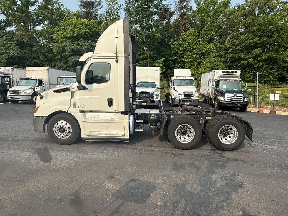 Day Cab Tractor-Heavy Duty Tractors-Freightliner-2019-T12664ST-Jessup-MD-571,423\n\t\tmiles-$ 33,000 - Image 4