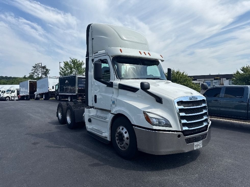 Day Cab Tractor-Heavy Duty Tractors-Freightliner-2019-T12664ST-Jessup-MD-575,135\n\t\tmiles-$ 32,750 - Image 1