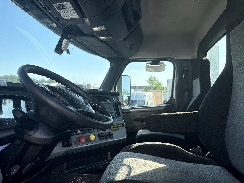 Day Cab Tractor-Heavy Duty Tractors-Freightliner-2019-T12664ST-Jessup-MD-575,135\n\t\tmiles-$ 32,750 - Image 10