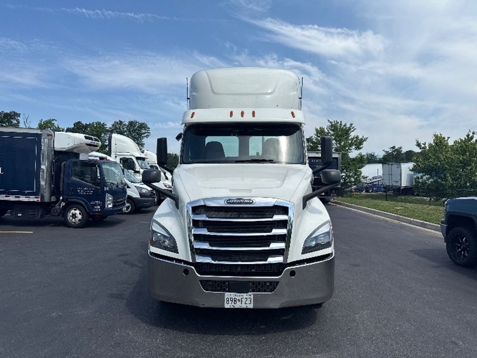 Day Cab Tractor-Heavy Duty Tractors-Freightliner-2019-T12664ST-Jessup-MD-575,135\n\t\tmiles-$ 32,750 - Image 2