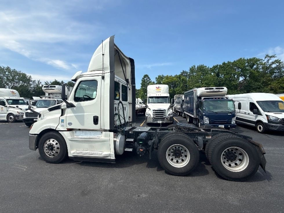 Day Cab Tractor-Heavy Duty Tractors-Freightliner-2019-T12664ST-Jessup-MD-575,135\n\t\tmiles-$ 32,750 - Image 4