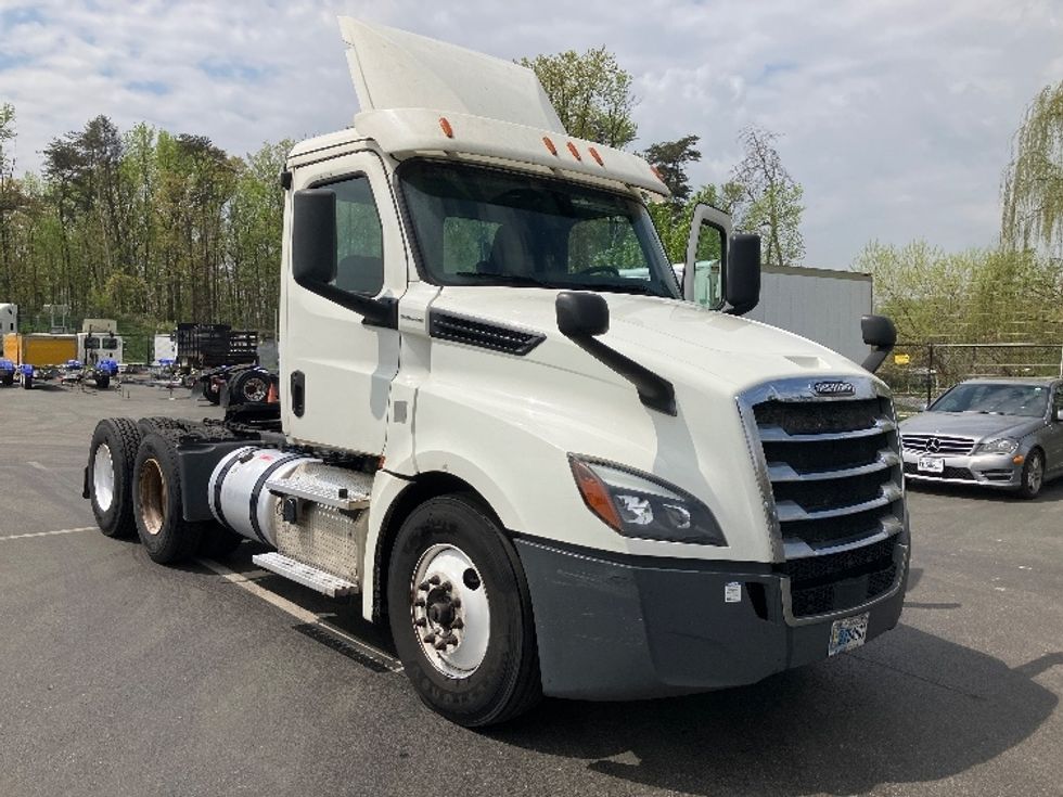 Day Cab Tractor-Heavy Duty Tractors-Freightliner-2019-T12664ST-Jessup-MD-578,737\n\t\tmiles-$ 30,500 - Image 1
