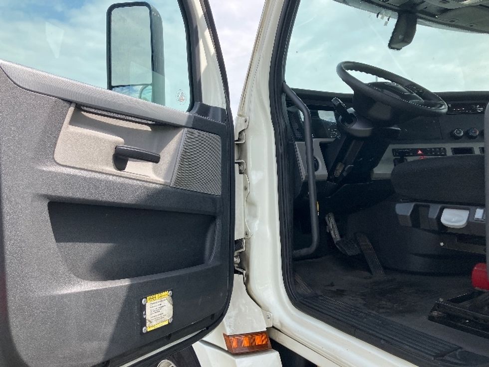 Day Cab Tractor-Heavy Duty Tractors-Freightliner-2019-T12664ST-Jessup-MD-578,737\n\t\tmiles-$ 30,500 - Image 9