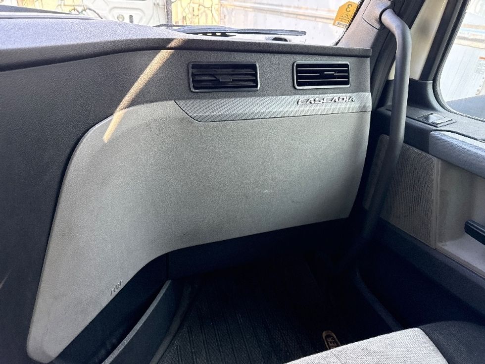 Day Cab Tractor-Heavy Duty Tractors-Freightliner-2019-T12664ST-Jessup-MD-579,377\n\t\tmiles-$ 33,500 - Image 13