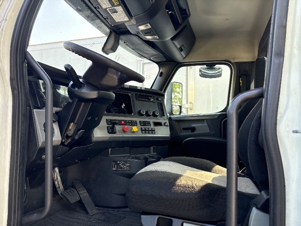 Day Cab Tractor-Heavy Duty Tractors-Freightliner-2019-T12664ST-Jessup-MD-579,377\n\t\tmiles-$ 33,500 - Image 7