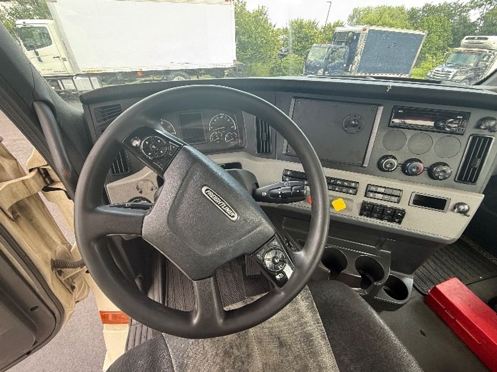 Day Cab Tractor-Heavy Duty Tractors-Freightliner-2019-T12664ST-Jessup-MD-579,377\n\t\tmiles-$ 33,500 - Image 8