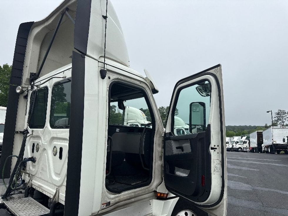 Day Cab Tractor-Heavy Duty Tractors-Freightliner-2019-T12664ST-Jessup-MD-583,435\n\t\tmiles-$ 33,250 - Image 11