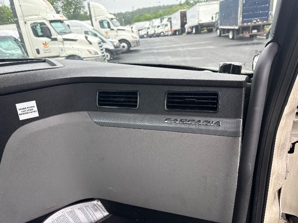 Day Cab Tractor-Heavy Duty Tractors-Freightliner-2019-T12664ST-Jessup-MD-583,435\n\t\tmiles-$ 33,250 - Image 12