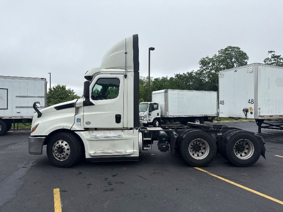 Day Cab Tractor-Heavy Duty Tractors-Freightliner-2019-T12664ST-Jessup-MD-583,435\n\t\tmiles-$ 33,250 - Image 4